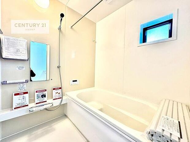 白を基調とした清潔感のあるバスルーム！快適なバスタイムが送れます！1日の疲れをしっかりと癒してくれる素敵なリラクゼーション空間になりそうですね。