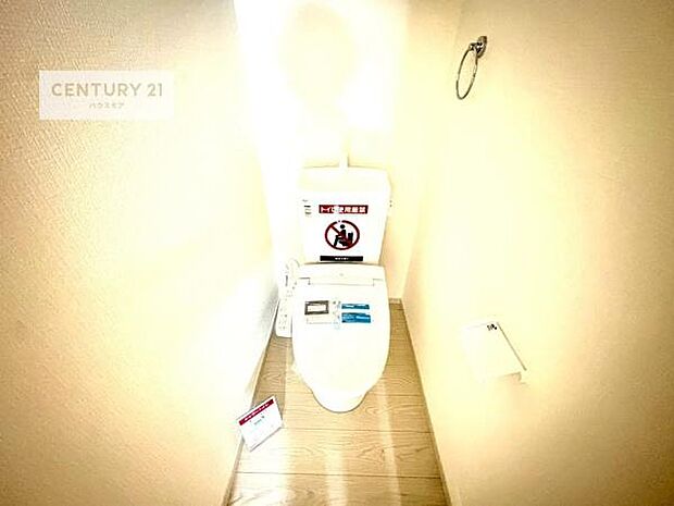 1・2階にトイレがございます！朝の忙しい時間帯も待たずにすみそうですね。白を基調とした清潔感のあるトイレでお手入れがしやすいです！