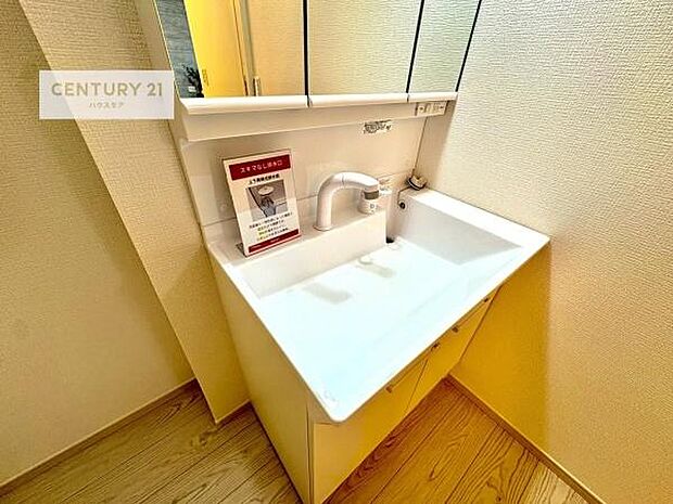 深い洗面台ボウルは、水が跳ねにくいのでお手入れが楽々！清潔感が保てます！キレイな洗面所で自分磨きのモチベーションが上がりますね！