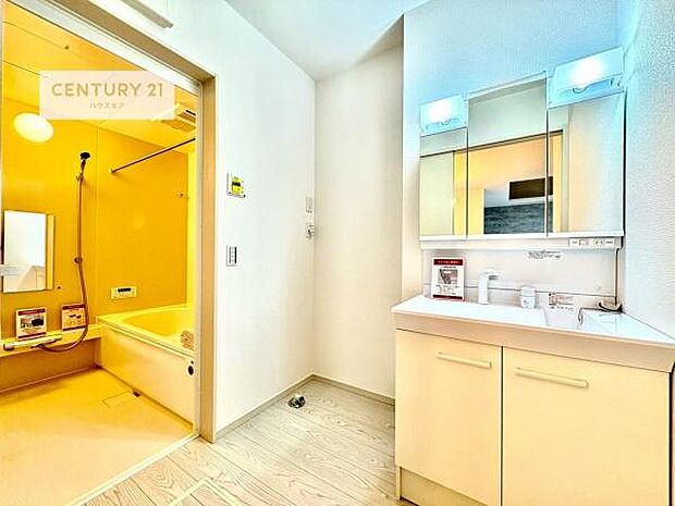 三面鏡仕様の洗面所は、身だしなみがしやすい造り！裏は収納になっています。ドライヤーやお化粧道具を片付けられるので洗面台周りをスッキリと見せることが出来ます！