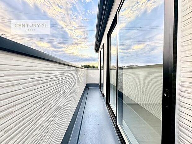 陽当たり良好なバルコニーです！晴れた日には青い空を見渡せる開放的な時間を楽しめます。たくさんのお洗濯物もいっぺんに干すことができます！