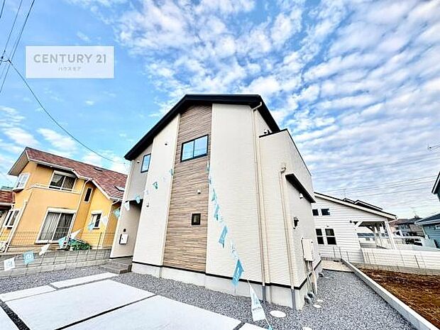 駐車スペースは3台分あります！セカンドカーはもちろん、バイクや自転車なども置き場所に困りません。