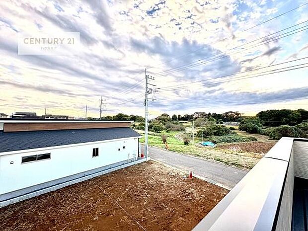 落ち着きある住宅街、周囲には高い建物がなく、緑が多く空が広く開放感があり、陽当りを大きく遮られることもありません。気持ちの良い風が通り抜ける街並みです。