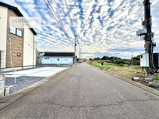 前面道路6ｍ！陽当り良好な立地です。車庫入れが苦手な方も安心ですね。