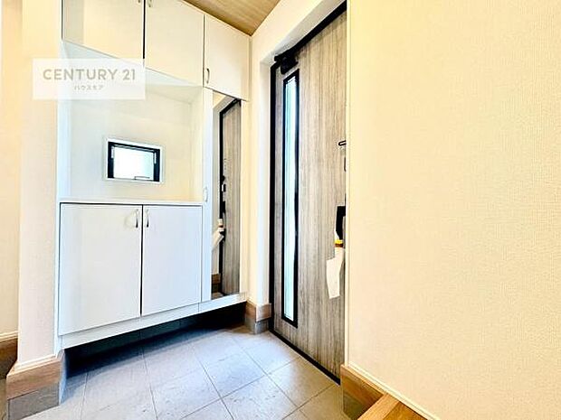 シューズボックス付きなので、玄関が片付きお掃除がしやすいです!スッキリした玄関で戸を開けた瞬間、清潔感のある心地いい空間が出迎えてくれます。