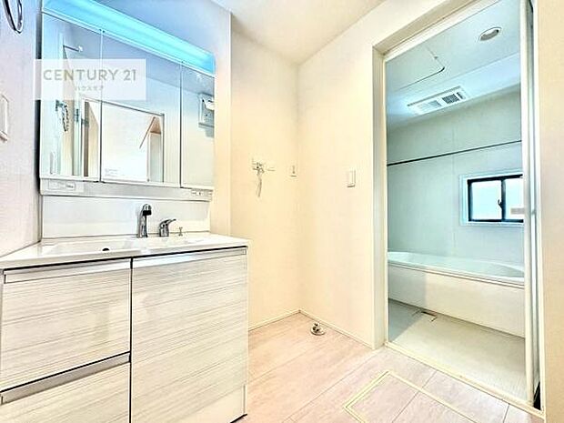 三面鏡仕様の洗面所は、身だしなみがしやすい造り!裏は収納になっています。ドライヤーやお化粧道具を片付けられるので洗面台周りをスッキリと見せることが出来ます!