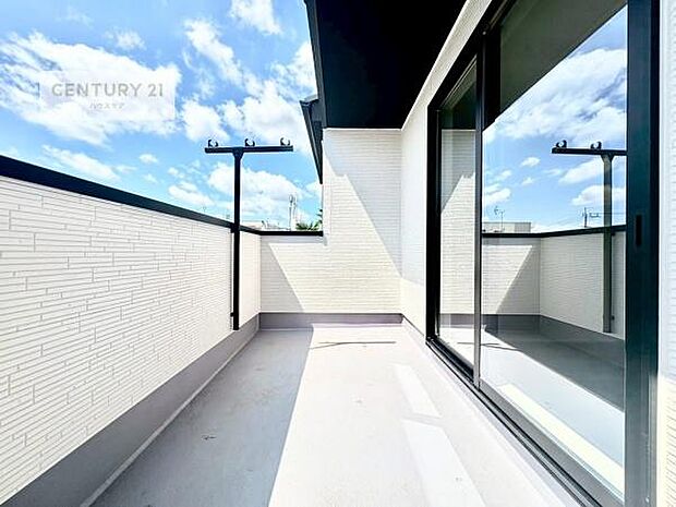 落ち着きある住宅街、周囲には高い建物がなく、緑が多く空が広く開放感があり、陽当りを大きく遮られることもありません。気持ちの良い風が通り抜ける街並みです。