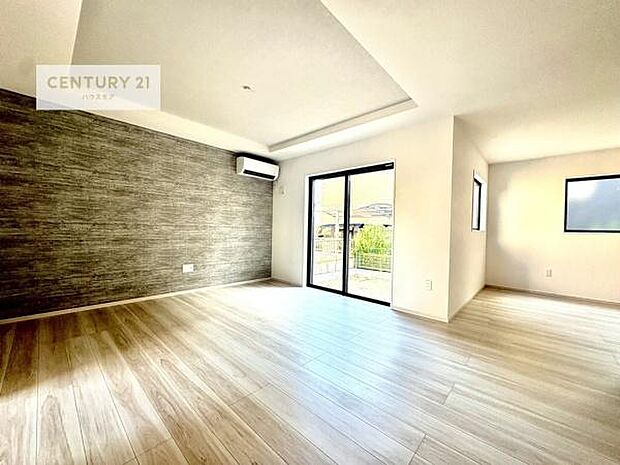 大きな窓からたっぷりの陽ざしが入る明るいリビング。開放感のあるリビングで家族団らんのくつろぎの時間を過ごせます。