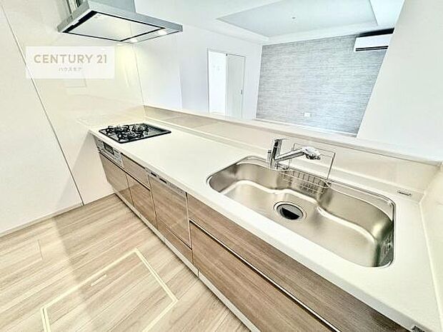 大人気の対面式システムキッチンを採用しています！ご家族のコミュニケーションが自然と増える設計です。お子様にも目が届くので嬉しいですね。収納力もあります！