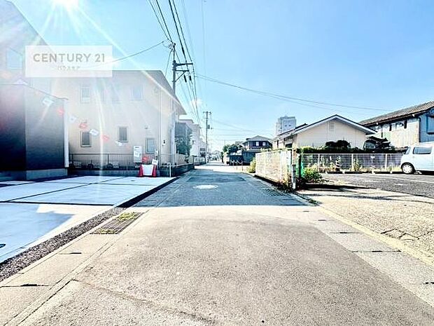 前面道路4.5ｍ！陽当り良好な立地です。車庫入れが苦手な方も安心ですね。