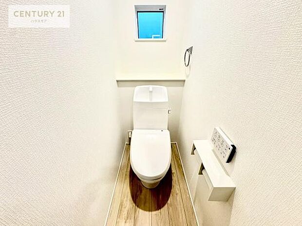 【現地販売会開催中】温水洗浄便座につき、冬場は便座が暖かくできるので冷たい便座に座らずに済む嬉しい仕様です！シンプルなカラーを基調としているので、お手入れがしやすいです。