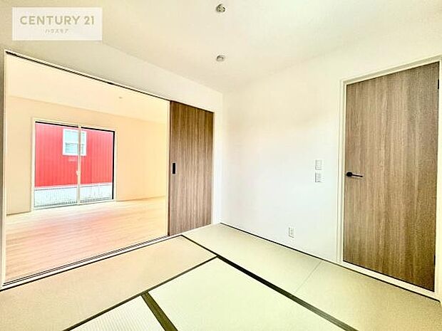 【現地販売会開催中】リビングと隣接した和室です！家事の休憩スペースやキッズスペースとして活用するのもよさそうですね！和室の使い方は無限大！収納スペースもたっぷりです！