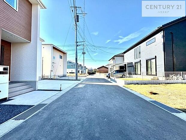 【現地販売会開催中】前面道路5ｍ！陽当り良好な立地です。車庫入れが苦手な方も安心ですね。