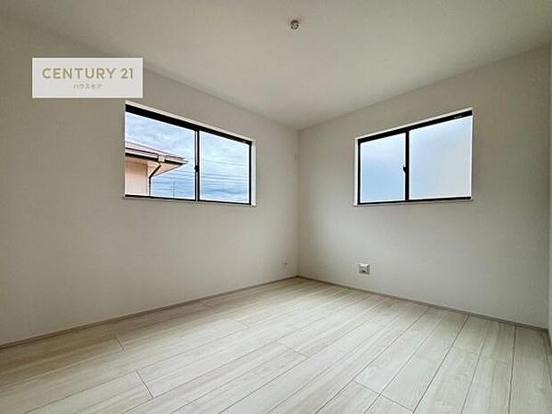 2面採光を確保した明るい室内は、風通しも良く、明るく大変居心地の良い空間となっております。リラックスして過ごせる心地の良いお部屋です!朝の目覚めがスッキリしますね!(同仕様)