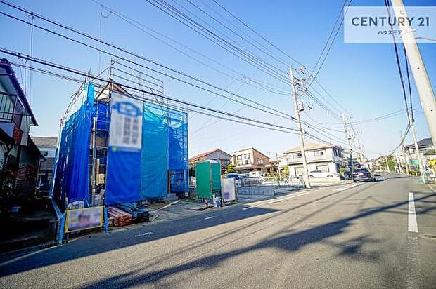 前面道路8m!陽当り良好な立地です。車庫入れが苦手な方も安心ですね。