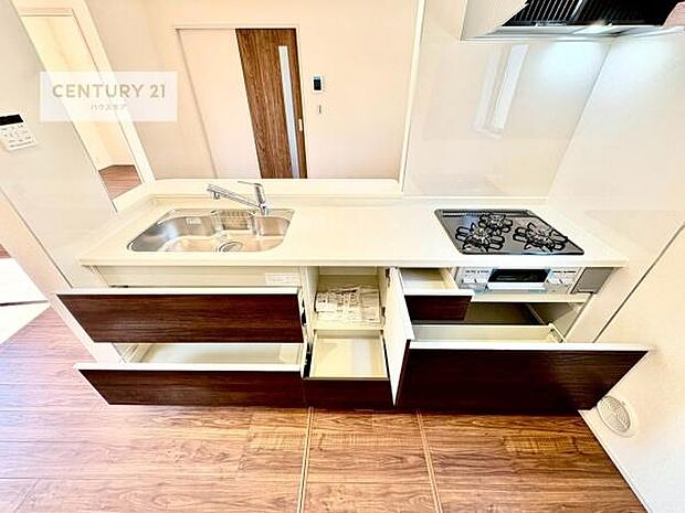 収納スペースが豊富で、調理スペースがスッキリと片付きひろ〜く活用できます！快適に作業ができます！毎日の料理が捗ります！