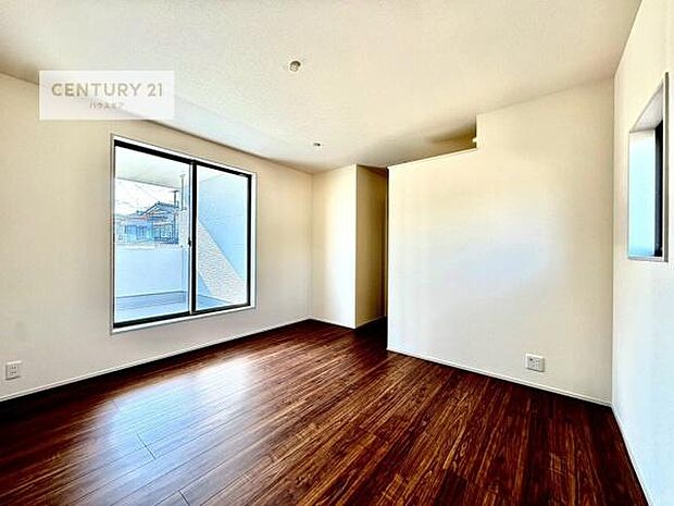 バルコニーに面している洋室です。明るく温もりがあり、換気もしっかりできます！朝起きて、外に出て背伸びをしつつ深呼吸をし良い朝を迎え入れることが出来そうですね！