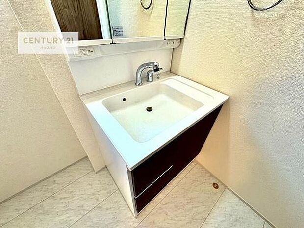 深い洗面台ボウルは、水が跳ねにくいのでお手入れが楽々！清潔感が保てます！キレイな洗面所で自分磨きのモチベーションが上がりますね！