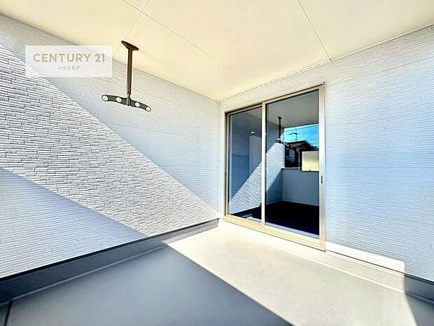 南向きの明るいバルコニーは広々としていて開放感があります！