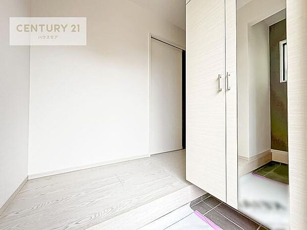 シューズボックス付きなので、玄関が片付きお掃除がしやすいです！スッキリした玄関で戸を開けた瞬間、清潔感のある心地いい空間が出迎えてくれます。