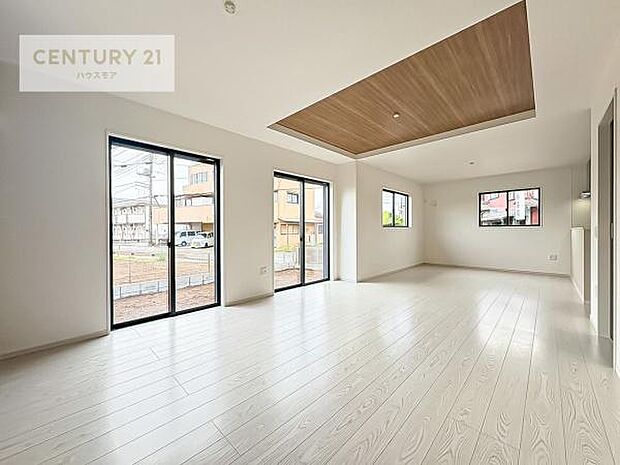 大きな窓からたっぷりの陽ざしが入る明るいリビング。開放感のあるリビングで家族団らんのくつろぎの時間を過ごせます。