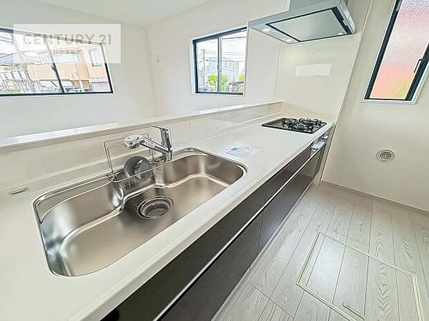 大人気の対面式システムキッチンを採用しています！ご家族のコミュニケーションが自然と増える設計です。収納スペースも豊富で、調理スペースがスッキリと片付きひろく活用できます！