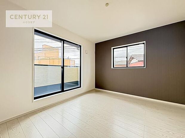 バルコニーに面している洋室です。明るく温もりがあり、換気もしっかりできます！朝起きて、外に出て背伸びをしつつ深呼吸をし良い朝を迎え入れることが出来そうですね！