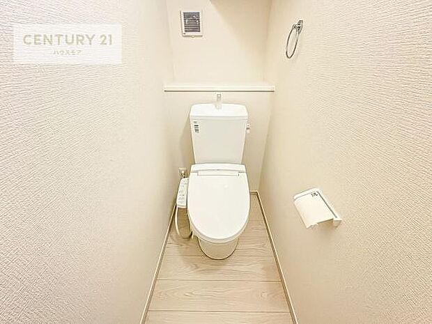 1・2階にトイレがございます！朝の忙しい時間帯も待たずにすみそうですね。白を基調とした清潔感のあるトイレでお手入れがしやすいです！