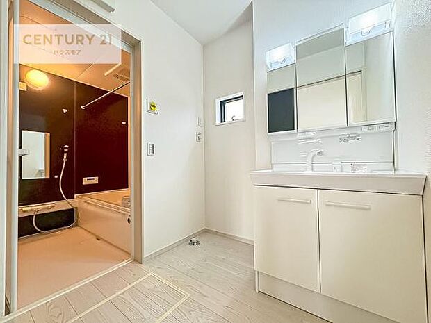 三面鏡仕様の洗面所は、身だしなみがしやすい造り！裏は収納になっています。ドライヤーやお化粧道具を片付けられるので洗面台周りをスッキリと見せることが出来ます！