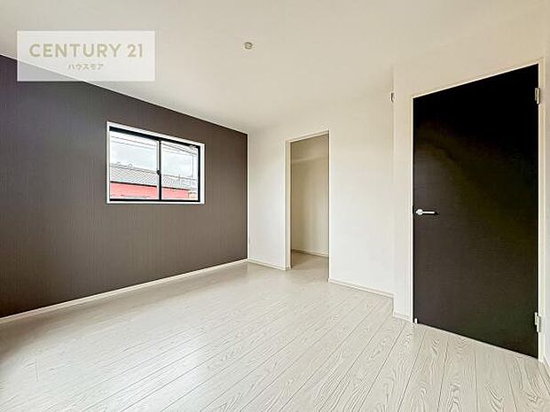 ウォークインクローゼット付きです。たくさんのお洋服などを収納しておけそうですね！他にも扇風機や加湿器など季節物の大きな家電も収納できます。