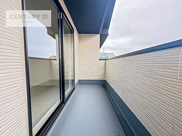 陽当たり良好なバルコニーです！晴れた日には青い空を見渡せる開放的な時間を楽しめます。