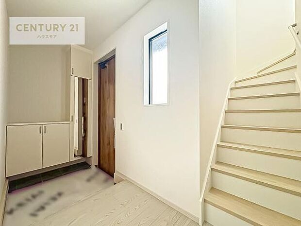 シューズボックス付きなので、玄関が片付きお掃除がしやすいです！スッキリした玄関で戸を開けた瞬間、清潔感のある心地いい空間が出迎えてくれます。