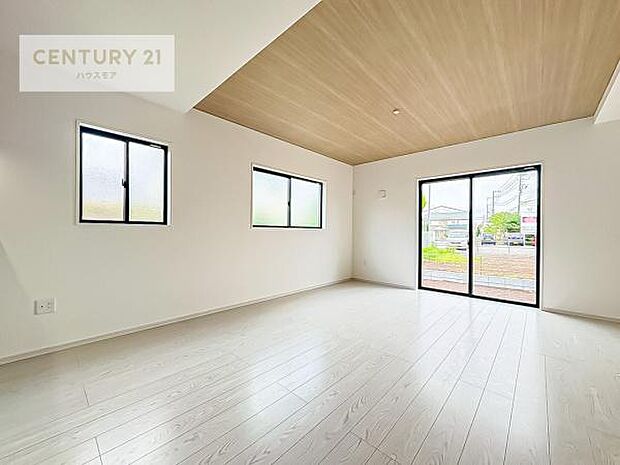 大きな窓からたっぷりの陽ざしが入る明るいリビング。開放感のあるリビングで家族団らんのくつろぎの時間を過ごせます。