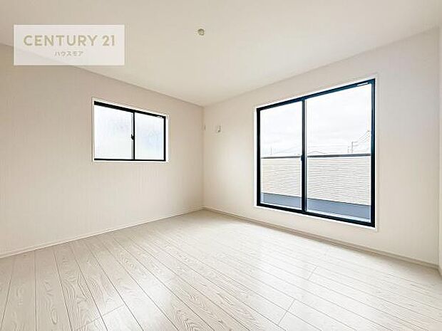 バルコニーに面している洋室です。明るく温もりがあり、換気もしっかりできます！朝起きて、外に出て背伸びをしつつ深呼吸をし良い朝を迎え入れることが出来そうですね！