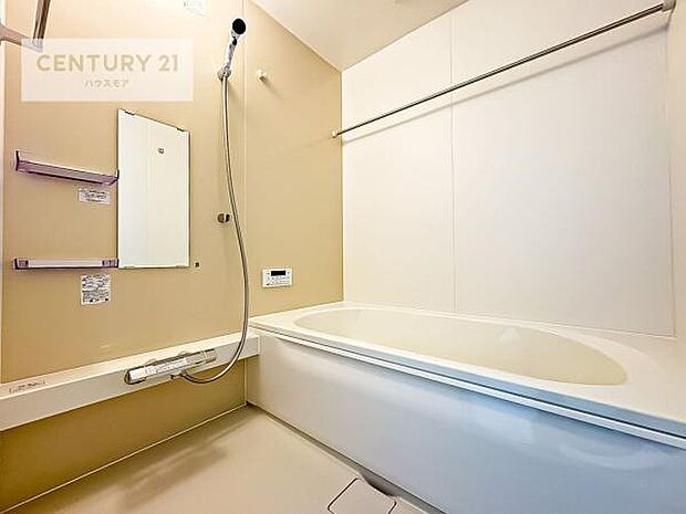 広々バスで一日の疲れをリフレッシュ。足が伸ばせるので、浴槽にもゆったりと浸かれますね！やわらかい曲線で設計されてくつろぎのひと時を有意義に味わえるバスルームです。