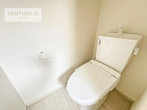 1・2階にトイレがございます！朝の忙しい時間帯も待たずにすみそうですね。白を基調とした清潔感のあるトイレでお手入れがしやすいです！