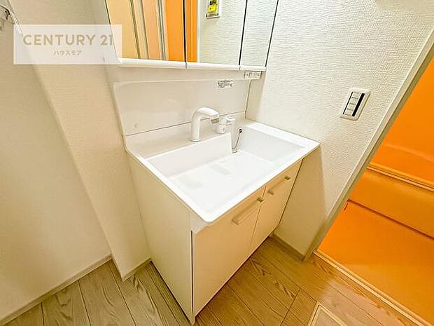 洗面台のボウルが深く床に水が跳ねにくいです！それにお掃除がしやすい使い勝手の良い白を基調とした清潔感のある洗面台で気持ちよくお使いいただけます！