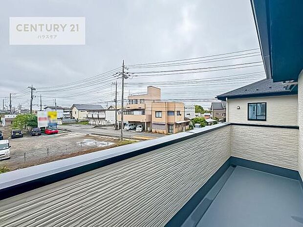 落ち着きある住宅街です！周囲には高い建物がなく、空が広く開放感があり、陽当たりを大きく遮られることもありません！気持ちの良い風が通り抜ける街並みです！