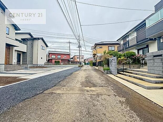 前面道路は3.3ｍ！陽当り良好な立地です。車庫入れが苦手な方も安心ですね。