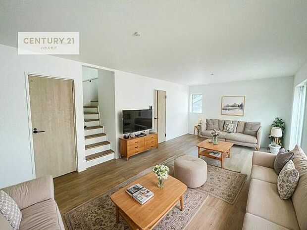 家具はCGパースです。心地良いリビングは家族が自然と集まります。家族団欒の時間が増えそうです。ご家族と、より一層充実した時間を過ごせそうですね。明るく開放的な空間です。【現地販売会開催中】