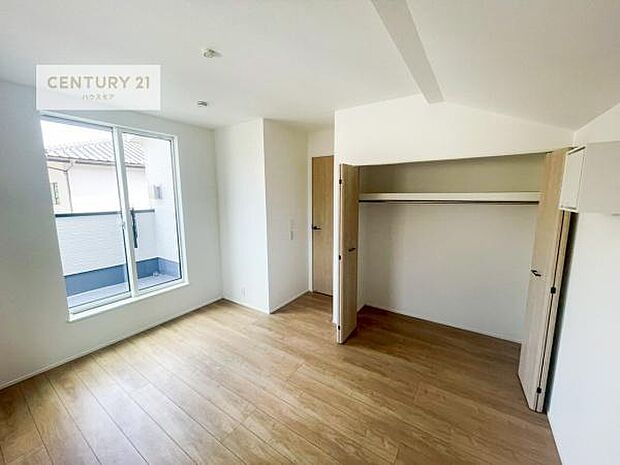 バルコニーに面した洋室。優しい光が差し込む洋室は、朝の目覚めも気持ちが良さそうですね。おうち時間もゆったりと過ごすことができます。【現地販売会開催中】