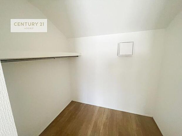 ウォークインクローゼット付きです。たくさんのお洋服などを収納しておけそうですね！他にも扇風機や加湿器など季節物の大きな家電も収納できます。【現地販売会開催中】