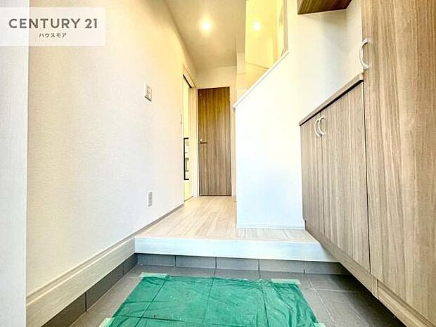 疲れて帰ってきても、ただいま！を言いたくなる、優しく迎え入れてくれる空間になっています。明るく温もり溢れる玄関です！【現地販売会開催中】