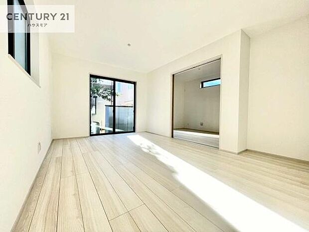 優しい陽だまりがリビングを包んでくれて居心地の良い空間を演出してくれます！自然と家族が集い会話が増える心地よい空間！【現地販売会開催中】