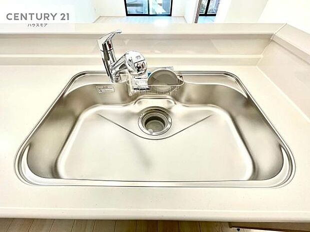 ワイドなシンクですね！水が跳ねにくく洗物がしやすい家事が楽々仕様のシステムキッチンです！デザイン性と機能性を兼ねたキッチンで清潔感がありますね！【現地販売会開催中】