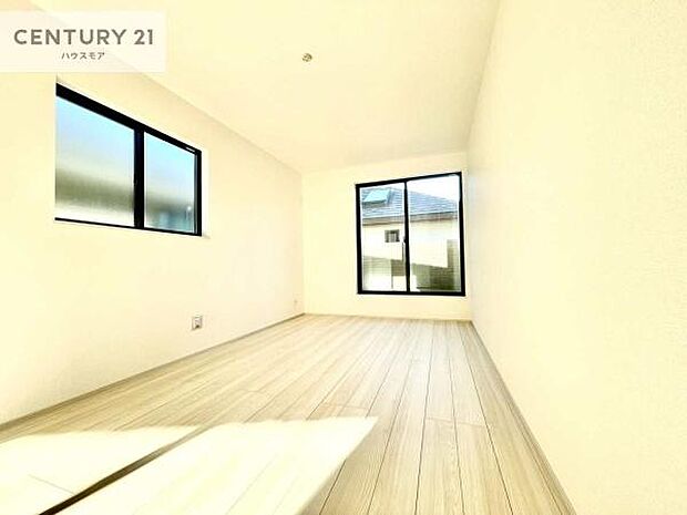 バルコニーに面している洋室です。明るく温もりがあり、換気もしっかりできます！朝起きて、外に出て背伸びをしつつ深呼吸をし良い朝を迎え入れることができます。【現地販売会開催中】