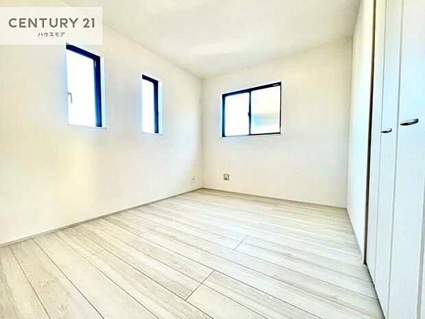 2面採光を確保した明るい室内は、風通しも良く、明るく大変居心地の良い空間となっております。リラックスして過ごせる心地の良いお部屋です！朝の目覚めがスッキリしますね！【現地販売会開催中】