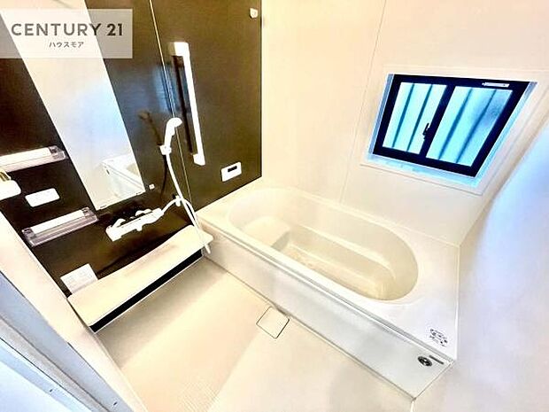 落ち着きある大人の雰囲気のバスルームは、シックなデザインでバスタイムが充実！お仕事頑張っているご褒美にお好みの匂いの入浴剤を入れて、楽しんでみてはいかがでしょうか？【現地販売会開催中】