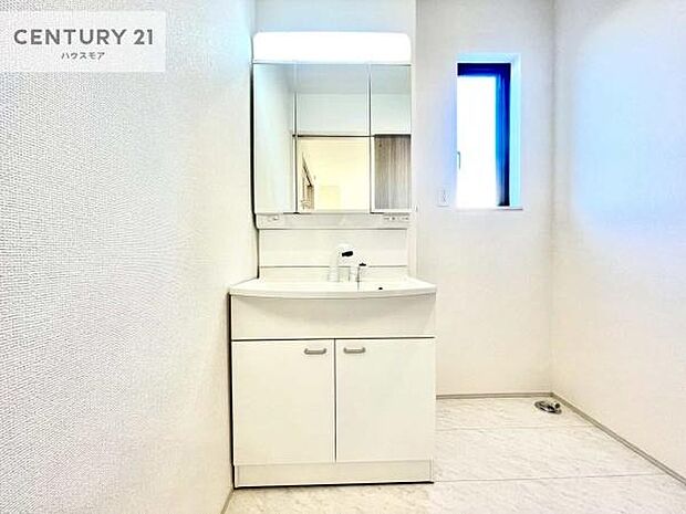 小窓付きの明るい洗面室です！湿気もすぐに入れ替えができて清潔に保つことができます！自然光が差し込むのでお化粧の仕上がりも良くなりますね！【現地販売会開催中】