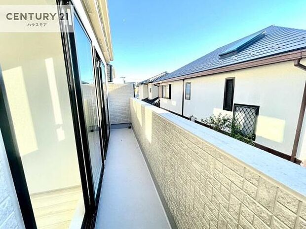 広々としているバルコニーです！お洗濯物を干すのはもちろん風に当たりながらくつろぎタイムが送れます！【現地販売会開催中】